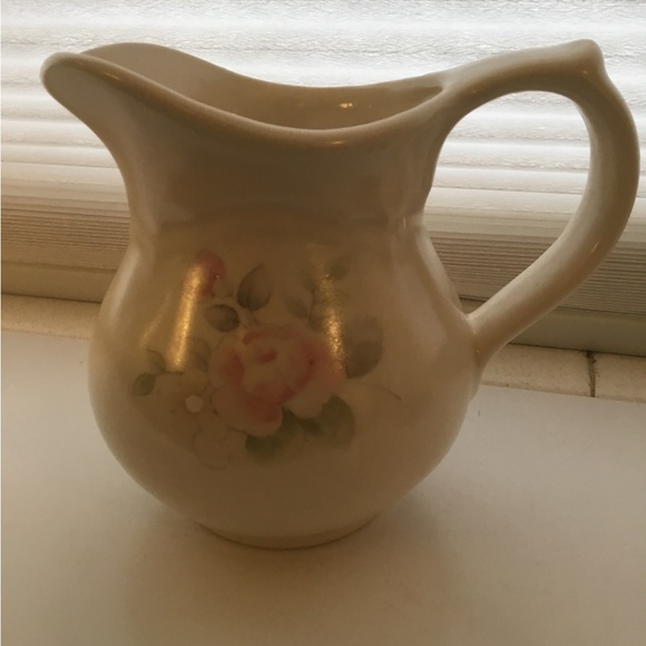 Pfaltzgraff pitcher Tea Rose pattern on  ivory 4 1/2 inches tall. Creamer/ gravy - Picture 8 of 8